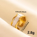 Detailaufnahme des 0,9cm breiten goldfarbenen Rings mit weißer Emaille-Füllung - J639-Gold Weiß / Gold/Weiß