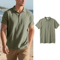 Détail d'un polo en lin vert olive montrant la texture du tissu respirant et le col boutonné - Vert Militaire