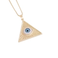 Gros plan du pendentif œil maléfique doré 18K avec texture en relief et chaîne cubique - Style Oeil Qui Voit Tout Triangle (5#)