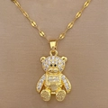 Gros plan détaillé du pendentif ours doré serti de zircons blancs sur chaîne O - Collier Ours en Strass Doré (F314)