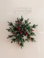 Ghirlanda di Natale 55cm con bacche rosse, pigne e stella intrecciata, peso 550g - Albero di Natale C