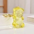 Gros plan d'un porte-clés ours en résine jaune translucide avec un anneau doré - Chaîne Or Clair + Ours / Jaune Citron