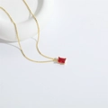 Magnifique collier plaqué or avec pendentif en zircon rouge rectangulaire à quatre griffes - Rouge