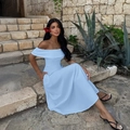 Elegante abito midi azzurro con spalle scoperte da donna in uno stile estivo minimalista - S / Azzurro