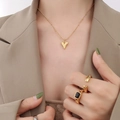 Collana con cuore placcata oro 18K e anello con gemma nera indossati dal modello - Oro