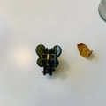 Vue détaillée de la pince à cheveux papillon vert foncé avec ressort en métal doré - Vert Gris Translucide