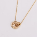 Detalle del colgante dorado de doble anillo entrelazado con piedras de circón - Dorado