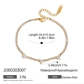 Detalle de pulsera de acero inoxidable en oro de 18K con tres circonitas en forma de corazón - Talla única / Pulsera de Circonita de Tres Corazones (JDB0303007)
