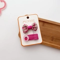 Primer plano de set de horquillas de lazo floral rosa y clip fresa en tarjeta blanca - 3-Juego de Pajarita Floral (2 Piezas)