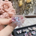 Nahaufnahme des Herzrings mit rosa und klaren Birnensteinen und 18K Goldbeschichtung - Stil 0164-Rosa Weiße Doppelbirnen-Edelstein