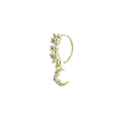 Détail d'un anneau de nez doré avec fleur en zircone et pendentif en forme de lune - Croissant de lune / Or