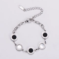 Dettaglio del bracciale in acciaio inossidabile con dischi romani e intarsi in conchiglia - Color Acciaio