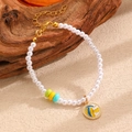 Détail du bracelet perles volley-ball avec pendentif doré et fermoir sur bois - Bracelet Volley-ball (11513)