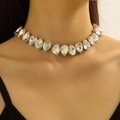 Girocollo d'argento con grandi cristalli trasparenti a goccia indossato da una modella - Strass Trasparenti