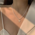 Dettaglio collana di perle vintage con ciondolo ovale a rosa dorata sul collo - 26# Collana-Bianco-Fiore