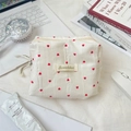 Gros plan d'une trousse à maquillage en toile à motifs cœurs avec fermeture éclair - Rouge (Petit)