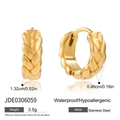 Detailansicht der 18K vergoldeten Edelstahl-Creole mit gewebter Textur und Abmessungen - Goldgeflochtener Reifenstil (JDE0306059)
