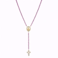 Dettaglio collana rosario con perle rosso rosa, medaglia Maria e ciondolo croce in zirconi - Catena rosso rosa dorata