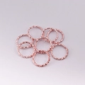 Vista dettagliata di anellini aperti in oro rosa con texture martellata per gioielli DIY - Oro rosa