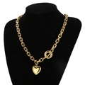 Collana dorata con ciondolo a cuore e chiusura a levetta OT su un busto nero - Collana Color Oro (KN202628-Z)