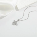 Elegante collana in argento con cuore e ali d'angelo e zirconi su sfondo di seta bianca - Cuore Con Ali (XL3101) / Argento-Stile Cuore Con Ali