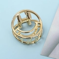 Pinza para el pelo minimalista en metal dorado con diseño de carita sonriente sobre fondo azul - Dorado