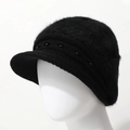 Detalle de gorro de punto negro con visera, textura de pelo suave y cuentas decorativas - Talla única / Negro