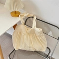 Détail du sac fourre-tout en toile crème avec bords froncés et bretelles à nœuds réglables - Ramie Beige