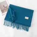Sciarpa blu lago effetto cashmere con frange ed etichetta del marchio minimalista - Senza Etichetta / Acqua