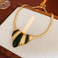 Detalle de collar vintage dorado con colgante de abanico en esmalte verde y cadena de serpiente - Collar de corazón y serpiente de esmalte (80#)