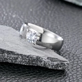 Nahaufnahme eines silbernen Edelstahlrings mit rundem Zirkonia in einer Vier-Krallen-Fassung - US 7 / Zirkonia Silber