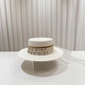 Dettaglio cappello di paglia bianco a tesa larga con strass e nastro di seta elegante - Strass di Lusso Bianco