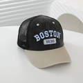Detaillierte blaue Stickerei Boston 1630 auf der Vintage Denim Trucker Cap Front - Schwarz/Beige (Stil E)