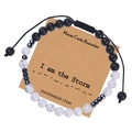 Detail von Morsecode-Armband mit Lavastein und weißem Türkis auf Kraftpapier-Karte - I am the Storm