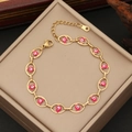 Detail eines goldenen Evil Eye Armbands mit rosa Herzen auf Schmuckbox - 4# Rosa