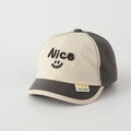 Détail de la broderie Nice smile et de la texture du tissu sur la casquette bicolore enfant - 50cm (1-3 ans) / Gris/Beige Color Block