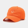 Gros plan sur la casquette orange avec broderie smiley blanc et coutures précises - Réglable / Orange