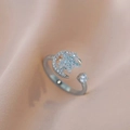 Detalle del anillo giratorio de estrella y luna con micro-incrustaciones de circonia - Anillo Giratorio Pavé de Estrella y Luna