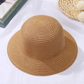 Vista dall'alto di un cappello di paglia intrecciato a mano con trama a spirale - Cappello con Bordo Rotondo / 50-52CM / Marrone