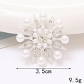 Sternförmige Brosche aus Zinklegierung mit Perlen und Strass, 3,5 cm Durchmesser, 9,5 g - Silber Perle Stern