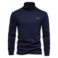 Close-up van donkerblauwe coltrui van gebreide stof met AIOPESON-logo op de borst - S / Marineblauw