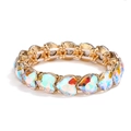 Dettaglio di cristalli iridescenti a forma di cuore su bracciale elastico dorato - Colore AB Iridescente (Base Dorata)