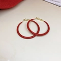 Chique rode emaille grote oorringen met gouden naalden op een beige achtergrond - Geëmailleerde Ronde Ringen / Goud/Rood