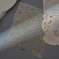 Détails macro d'autocollants pour ongles poisson rouge avec paillettes dorées et motifs koi - Style Koi Doré (CO-550)