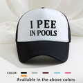 Klassische schwarz-weiße Trucker-Kappe mit humorvollem I PEE IN POOLS Text auf der Front - Schwarz & Weiß