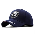 Détail de la casquette tactique SWAT bleu marine avec broderie d'aigle et visière brodée - Réglable / Bleu Marine
