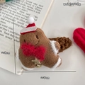 Schattige bruine pluche peperkoekman haarklem met rode hoed en gouden ster voor meisjes - Gingerbread Man Haarspeld met Rode Strik