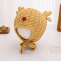 Dettaglio del cappello da neonato giallo zenzero con maglia a trecce e corna di renna - 48-50cm (6-18 Mesi) / Giallo