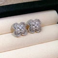 Zilveren klaver oorknopjes met kristallen en witte parels op beige fluweel - 925 Sterling Zilver Stift - Pavé Zirconia Parel Klavertje Vier Stijl (78)