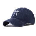 Dettaglio ricamo di palme bianche su un cappellino da baseball in cotone blu lavato - Blu navy